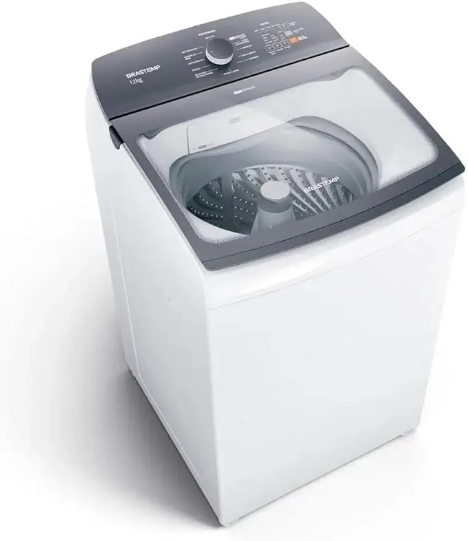 Lavadora branca Brastemp BWK12, com abertura vertical (superior), e parte superior cinza, em um ângulo com vista de lado.