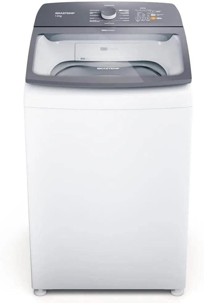 Lavadora branca Brastemp BWK12, com abertura vertical (superior), e parte superior cinza, em um ângulo com vista de frente.