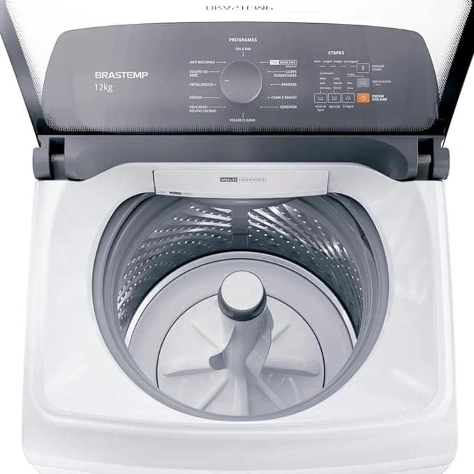 Lavadora branca Brastemp BWK12, com abertura vertical (superior), e parte superior cinza, em um ângulo com vista cima e com a tampa aberta.